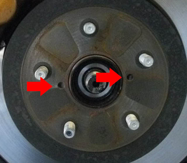 If that does not work you have to have two 8 mm bolts in the two threaded slots.