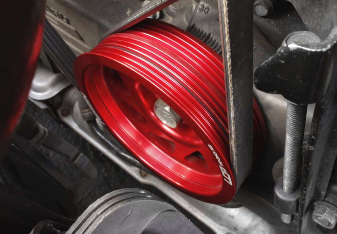 A lightweight aftermarket perrin pulley.